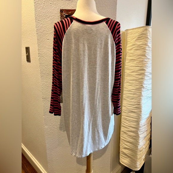 Lularoe Randy T-shirt - Picture 3 of 5